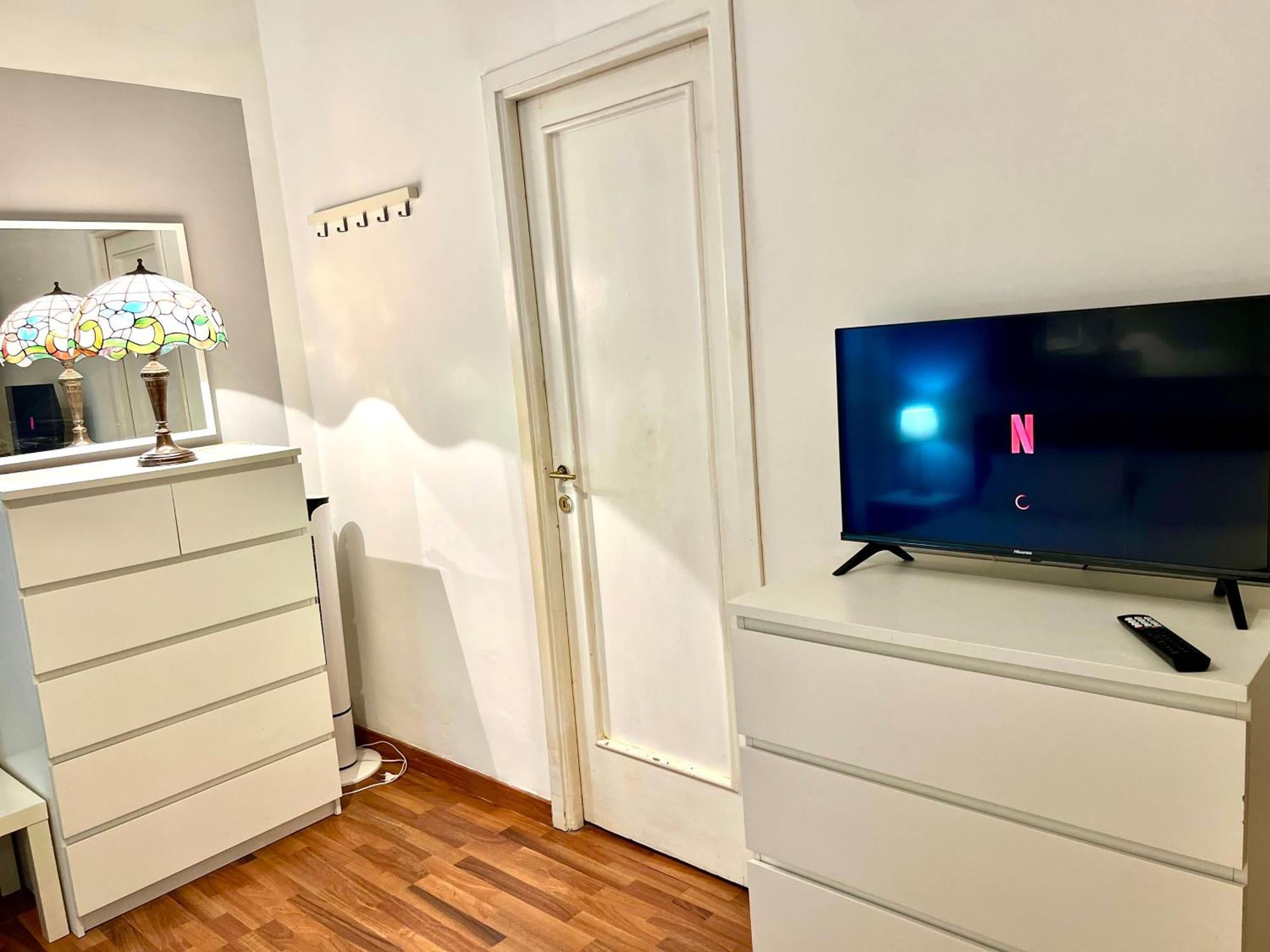 Lovely Art 2 Bedroom Flat Next To Metro Station Lodi Rom